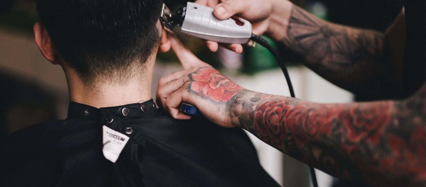 Έδειρε κουρέα γιατί... δεν άρεσε το κούρεμα που έκανε στον γιο του! (βίντεο)